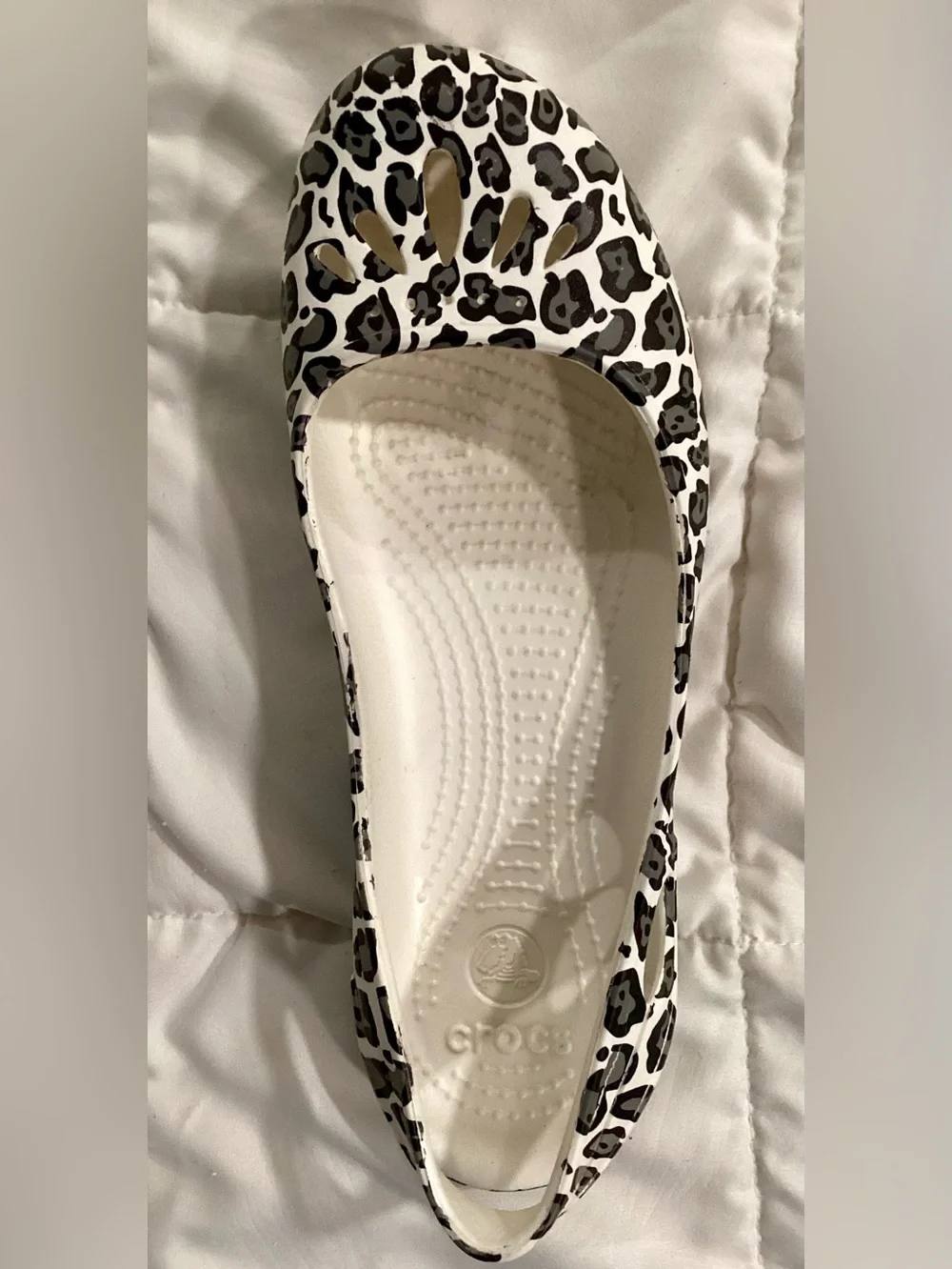 CROCS Women’s Size 8 Kadee Leopard-Print Ballet Flats in White and Black-EUC